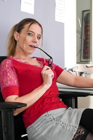 Ivey Passion Hardcore Sex And Facial On A White Couch - Photo 01