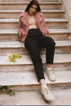 Peeling A Pink Dress Off, Marion Summers Spreads Bare On The Chair - Photo 00