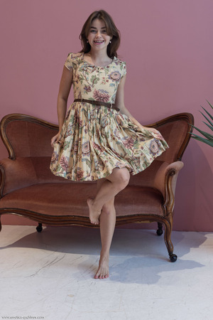 Julia Morozzi Bends Over Nude On A Vintage Sofa - Photo 00