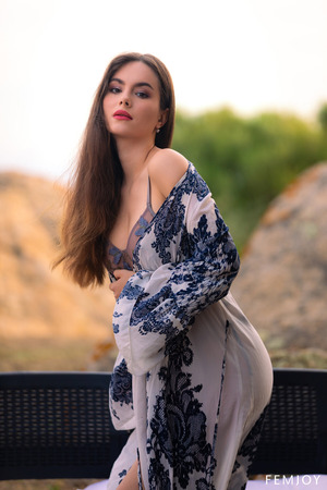 Liz Ocean Slim Brunette Bares It On A Lounger - Photo 00