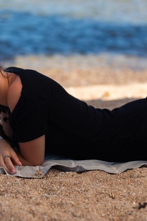 Liz Ocean Bares Her Tan Lines On The Beach Sand - Photo 01