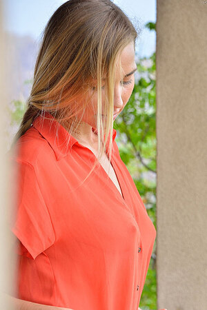 Courtney Seethrough Me - Photo 00