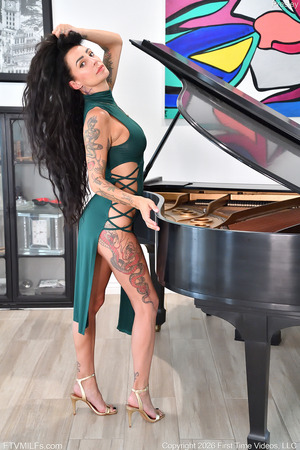 Tattooed And Bare, Presley Sinks A Glass Dildo Inside - Photo 03