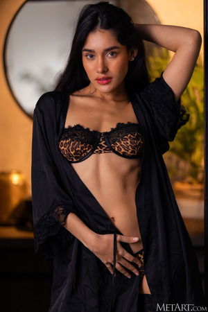 Carolina Guerrero Opens Her Robe By The Round Mirror - Photo 00