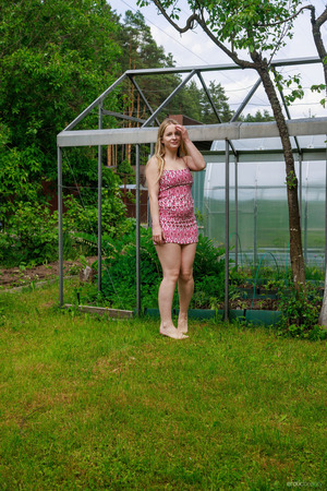 Neu Ling Bares Big Naturals And Spreads In The Garden - Photo 00