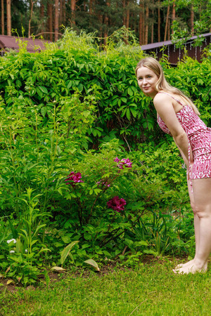 Neu Ling Bares Big Naturals And Spreads In The Garden - Photo 03
