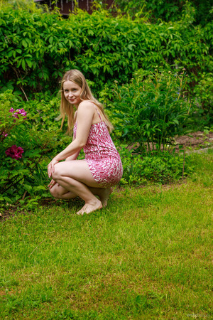 Neu Ling Bares Big Naturals And Spreads In The Garden - Met-Art nude pic 04