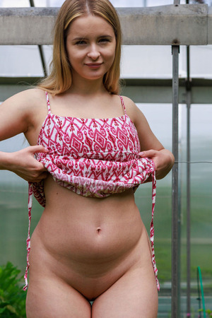 Neu Ling Bares Big Naturals And Spreads In The Garden - Met-Art nude pic 07
