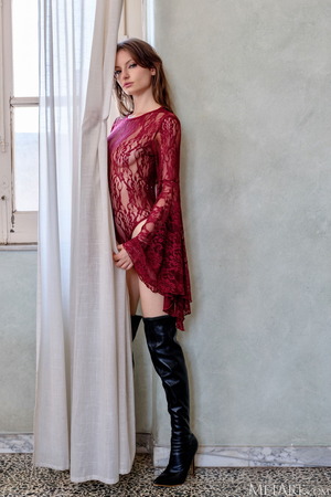 Laura Loren Bares A Full Hairy Bush In Leather Boots - Photo 00