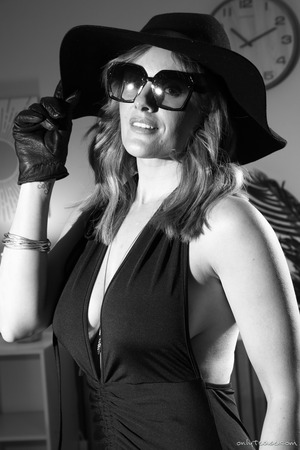 Amy Green Covers Her Big Tits With A Wide-Brim Hat - Photo 00
