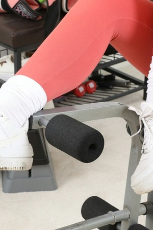 Lil Missy Curls Pink Dumbbells In Tight Gym Leggings - Photo 12