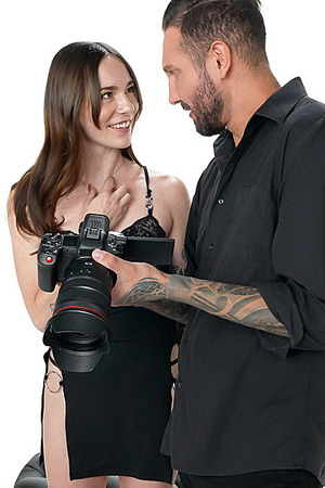 Tess Thompson - Petite Babe Fucks The Photographer - Photo 04