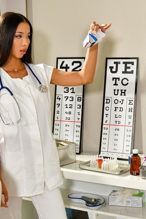 Lia Lin Fucks Her Doctor On The Exam Chair - Photo 02