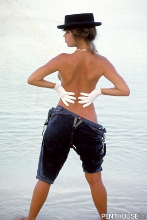 Lisa Schultz Penthouse Pet December 1983 Strips On The Beach - Photo 00