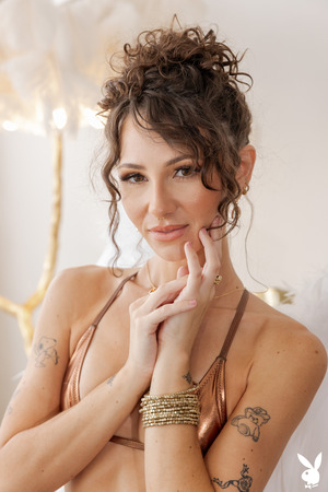 Liz In nude photo 02 - Liz In Kneels Topless In White Feather Angel Wings