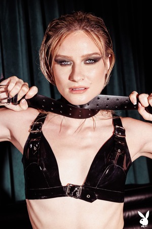 Roxy Shaw Peels Black Latex On A Leather Couch - Photo 03