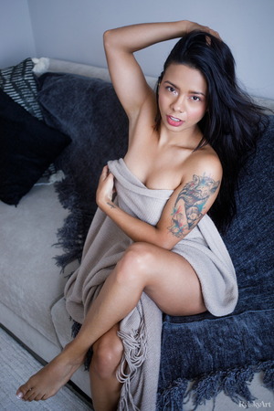 Cute Maddison Wraps A Fringed Throw On The Couch - Photo 01