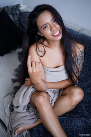 Cute Maddison Wraps A Fringed Throw On The Couch - Photo 03