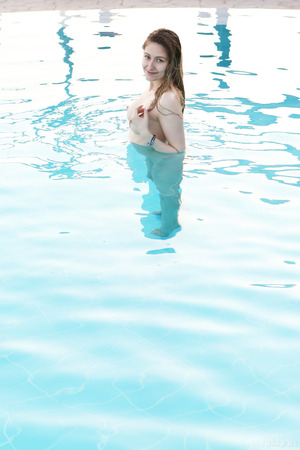 Wet From The Pool, Katty Muss Spreads On The Tiled Edge - Photo 00
