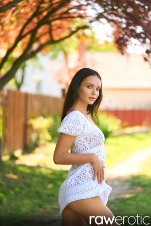 Anastasia Gress White Dress Strip And Spreading In The Garden - Photo 03