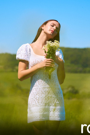 Anastasia Gress White Dress Strip And Spreading In The Garden - Photo 04