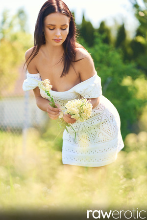 Anastasia Gress White Dress Strip And Spreading In The Garden - Photo 07