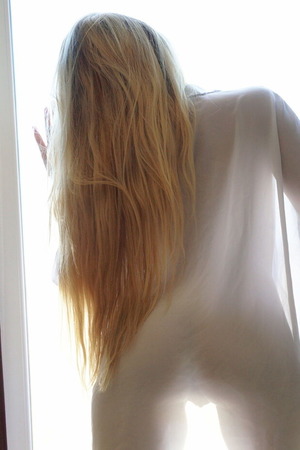 Candice Fingers A Shaved Pussy In A White Shirt - Photo 00