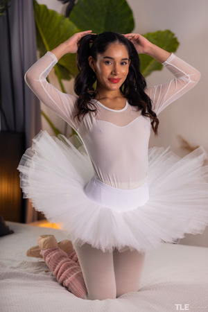 Carolina Guerrero nude photo 02 - Carolina Guerrero Pulls Her Panties Aside In Pink Leg Warmers