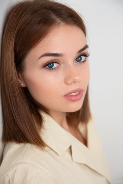 Keira Blue Shaved Pussy And Sweet Ass