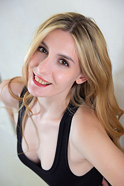 Lillie Pie Flaunts Her Hourglass Figure